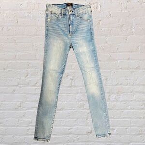 ABERCROMBIE. High rise super skinny. Medium wash blue. Denim jeans.Size:00s/24s